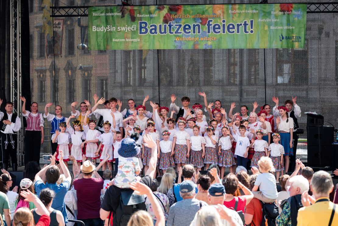 Kindertanzgruppe Łužičanka und Łužičanska rapsodija des SNE auf der Hauptmarktbühne Kindertanzgruppe Łužičanka und Łužičanska rapsodija des SNE auf der Hauptmarktbühne