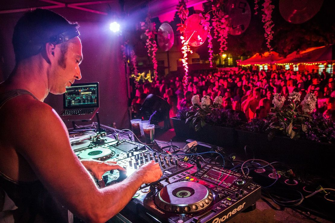 Bautzener Frühling 2018 Vordergrund DJ, Hintergrund jubelnde Zuschuaer